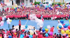 <b>能机械人、机械狗取学生们近距离互动</b>